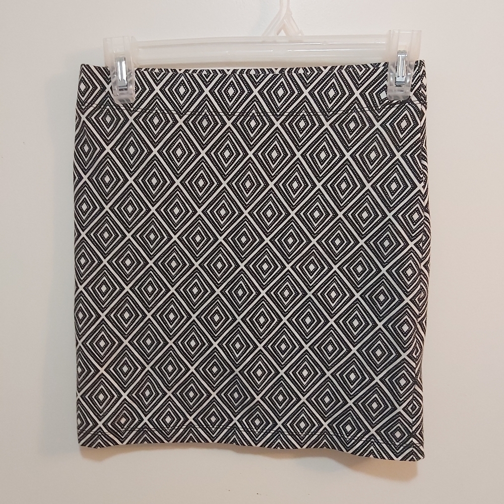 🤯 2/$15 Black and White Diamond Patterned Skirt Size Small (S)